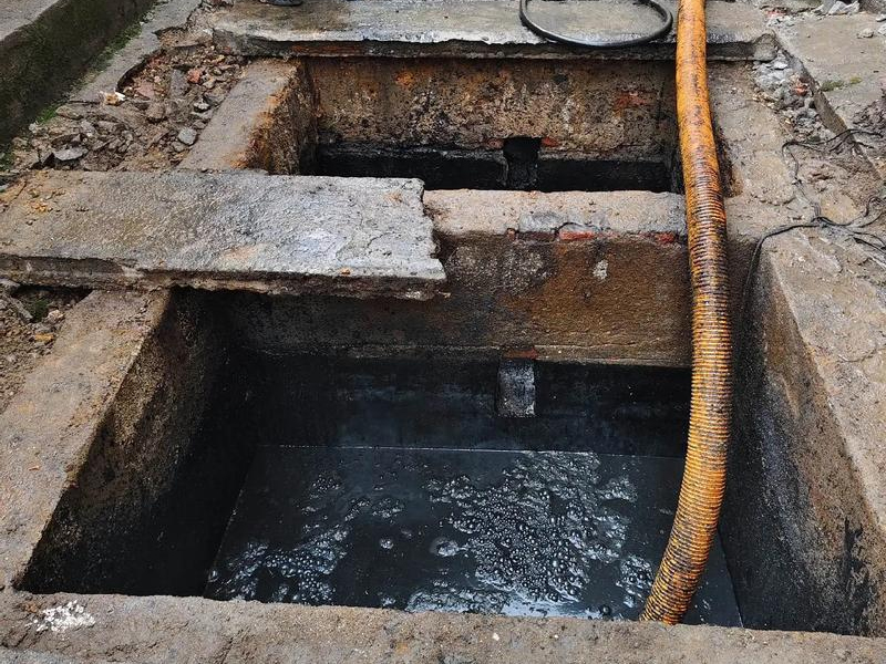 裴家桥清理化粪池